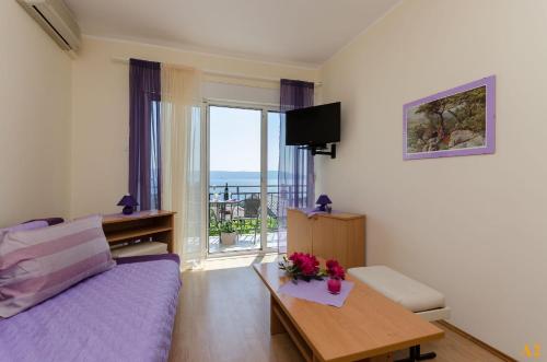 Postel nebo postele na pokoji v ubytování Apartments and Room Drazen