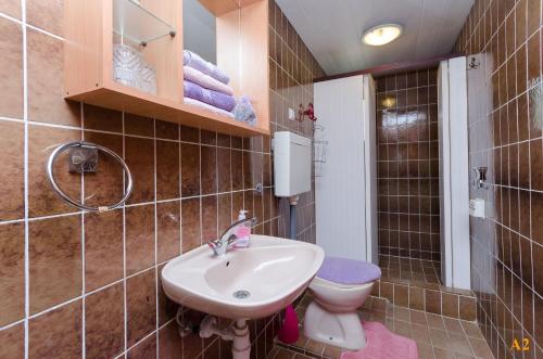 Ένα μπάνιο στο Apartments and Room Drazen