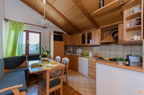 Η κουζίνα ή μικρή κουζίνα στο Apartments and Room Drazen