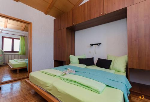 Ένα ή περισσότερα κρεβάτια σε δωμάτιο στο Apartments and Room Drazen