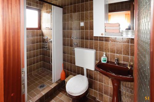 Ένα μπάνιο στο Apartments and Room Drazen