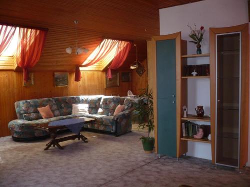 un soggiorno con divano e tavolo di Holiday home in Fonyod/Balaton 18627 a Fonyód