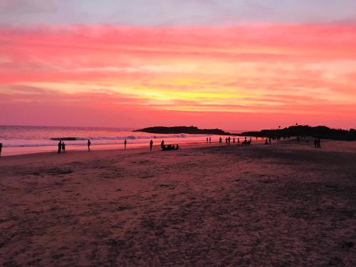 Uma praia em ou perto da casa de hóspedes