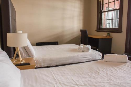 Postel nebo postele na pokoji v ubytování Campsie Hotel