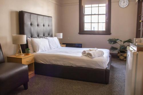 Postel nebo postele na pokoji v ubytování Campsie Hotel