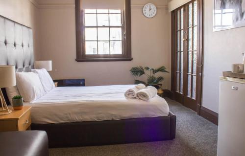 Postel nebo postele na pokoji v ubytování Campsie Hotel