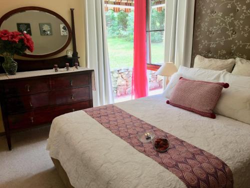 Postel nebo postele na pokoji v ubytování Crimson Villa