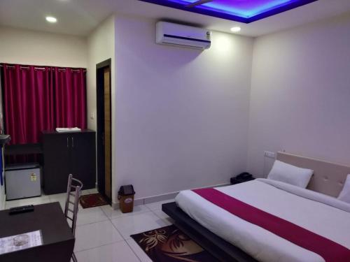 Ένα ή περισσότερα κρεβάτια σε δωμάτιο στο Hotel Reyansh