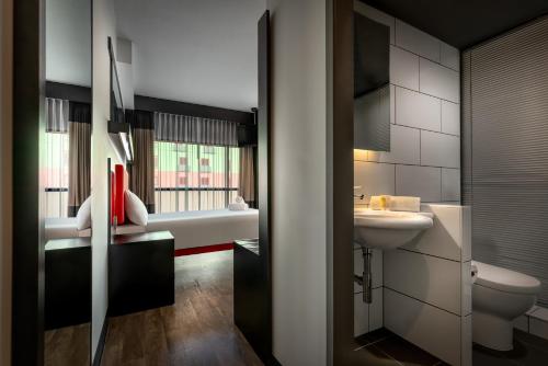 Essence Hotel Carlton tesisinde bir banyo