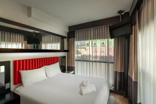 Postel nebo postele na pokoji v ubytování Essence Hotel Carlton
