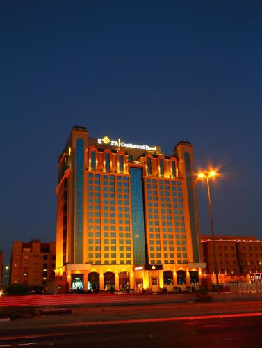 duży hotel z oświetlonym budynkiem w nocy w obiekcie Zara Continental Hotel w mieście Al-Chubar