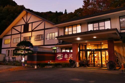 un edificio con una tienda delante con las puertas abiertas en Akasawa Onsen Ryokan, en Nasushiobara