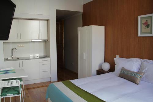 เตียงในห้องที่ Loulé Estúdios