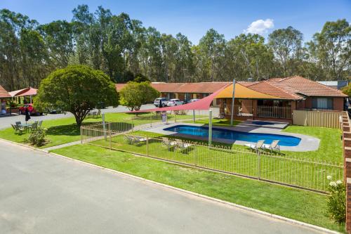 uma propriedade com uma piscina e um parque infantil em Advance Motel em Wangaratta