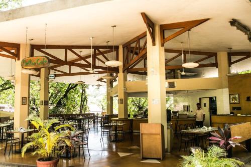 Un restaurant u otro lugar para comer en Ras by Treat Resorts, Silvassa -