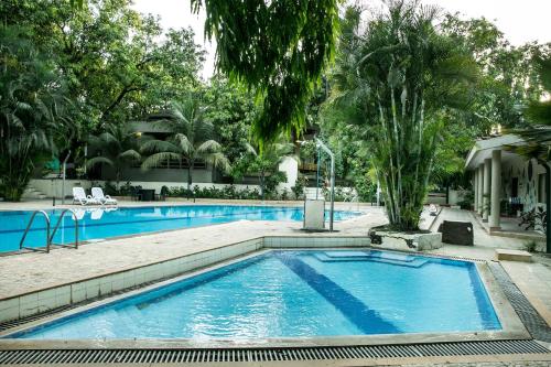 בריכת השחייה שנמצאת ב-Ras by Treat Resorts, Silvassa - או באזור