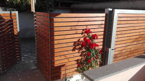 a wooden fence with a christmas wreath on it at RomaDamare in Passoscuro