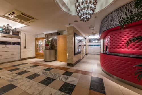 un vestíbulo con asientos rojos y suelo a cuadros en Hotel New York (Adult Only), en Tokio