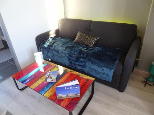 - un salon avec un canapé et une table dans l'établissement L'ESTUAIRE, au Havre