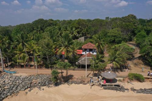 eine Luftaufnahme eines Resorts am Strand in der Unterkunft Sunchaser Beach Hotel in Tangalle