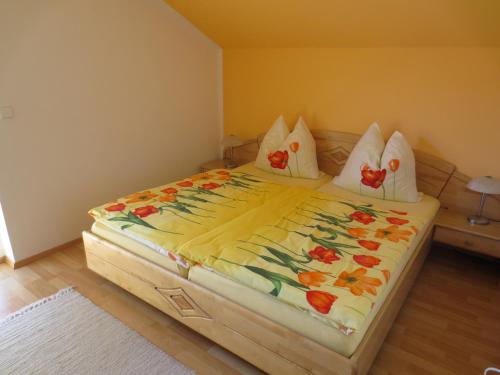 מיטה או מיטות בחדר ב-Ferienwohnungen Fritz