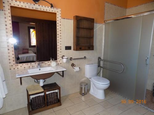 El RobledoにあるCasa Rural La Alcazabaのバスルーム(トイレ、洗面台、鏡付)