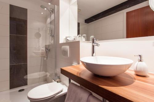 a bathroom with a bowl sink and a toilet at Halberstädter Hof in Halberstadt