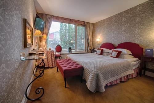 - une chambre avec un grand lit et une fenêtre dans l'établissement Apvalaus stalo klubas, à Trakai