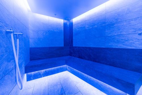 niebieska łazienka z wanną i prysznicem w obiekcie Alt-Kaisers w Solden