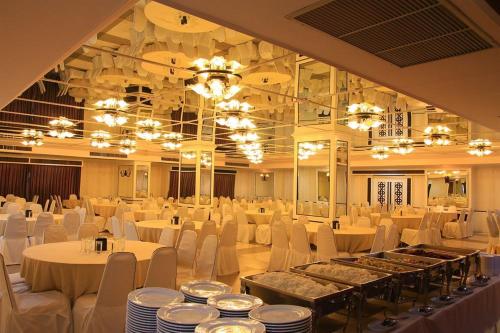 Restaurace v ubytování The Legacy Convention Hotel