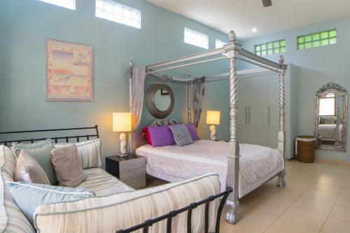 En eller flere senge i et værelse på Villa Costa Plenty