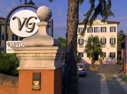a ball on top of a fence in front of a building at Villa Goetzen in Dolo