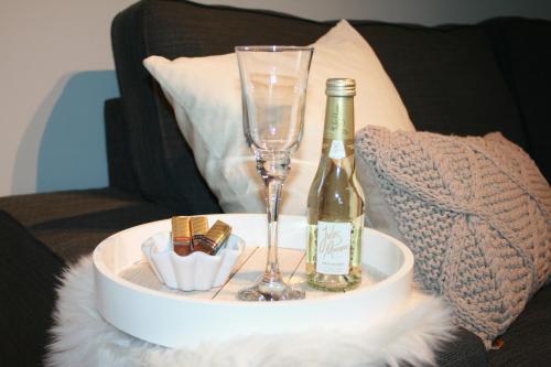 a bottle of wine and a glass on a table at Ankerplatz Güby in Güby