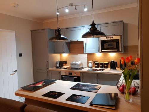 Virtuve vai virtuves zona naktsmītnē Smart & Cozy Holiday Apartment in the city centre
