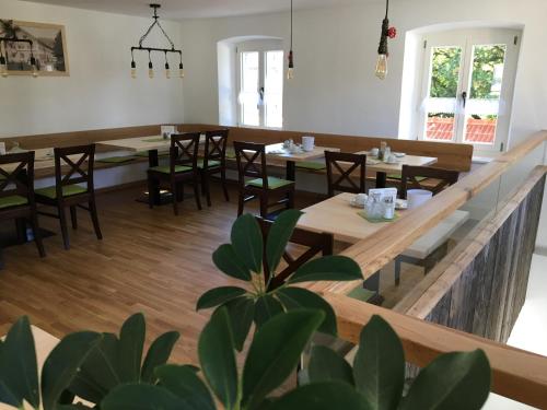 comedor con mesas y sillas de madera en Hotel im Sonnental en Jachenau