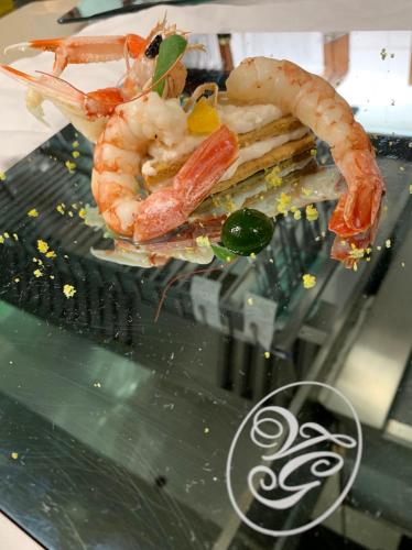 a plate with shrimp and other foods on a table at Villa Goetzen in Dolo