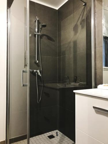 une salle de bain avec douche et lavabo dans l'établissement Clos de la Couturelle, à Millonfosse