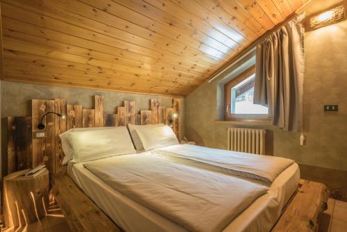 A bed or beds in a room at Residence Fior d'Alpe