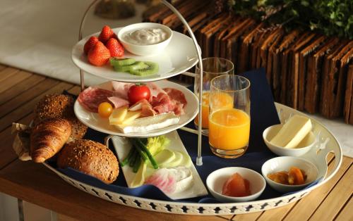 un vassoio di cibo su un tavolo con piatti di Julius in der Pfalz a Hainfeld