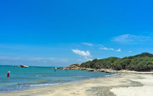 Ein Strand an oder in der Nähe des Ferienhauses