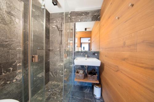 un baño con lavabo y ducha en Chalet Bergblick, en Bramberg am Wildkogel