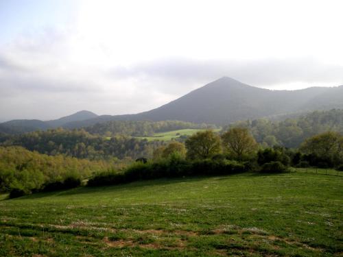 Vista general de una montaña o vista desde el agroturismo 