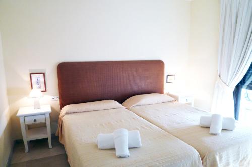 1 dormitorio con 1 cama grande y 2 almohadas blancas en Duquesa 432, en Manilva