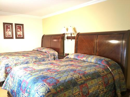 a hotel room with two beds in a room at Acorn Motor Inn in Oak Harbor