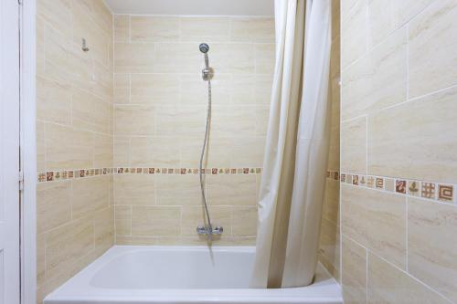 a bathroom with a shower with a tub at Los Cristianos Edificio Verodal in Los Cristianos