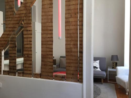 einen Spiegel im Wohnzimmer mit Sofa in der Unterkunft Sapateiros Street 207 - City Center Apartment in Lissabon