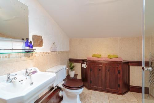 A bathroom at WebberHillFarmCottages