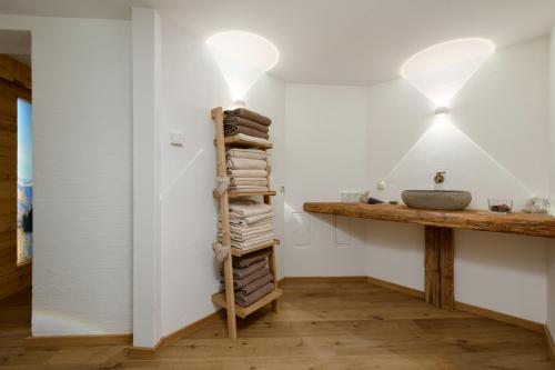 a room with a sink and a shelf with books at Stockhambauer in Kleinarl