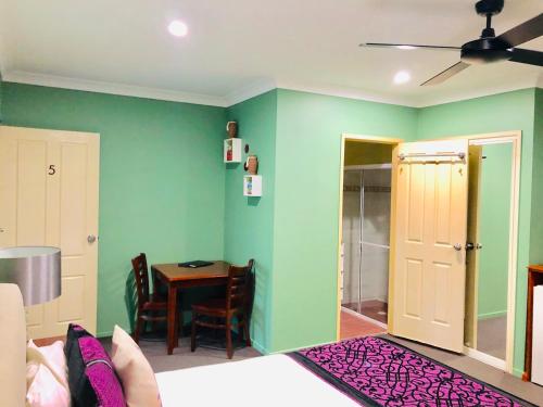 Ένα ή περισσότερα κρεβάτια σε δωμάτιο στο Aussie Rest Motel