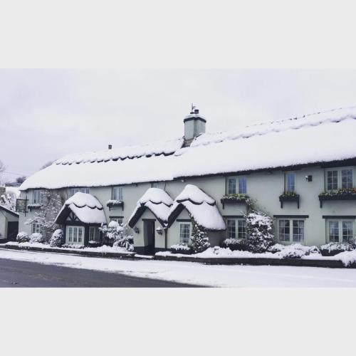 冬のThe Hoops Inn & Country Hotelの様子